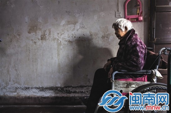 陳磨治坐在輪椅上，常年窩在家中，好希望有人帶她出