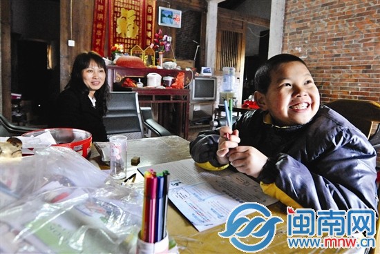 生活雖然困苦，一家人樂(lè)觀面對(duì)