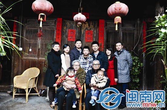 還有五位家庭成員沒(méi)能趕上這張全家福