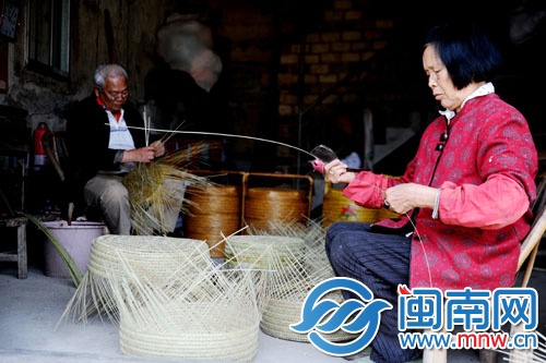 夫唱婦隨，陳阿伯編神籃已經(jīng)58年了