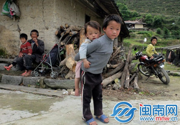 8歲的燦藝還有一個(gè)弟弟，兩個(gè)妹妹