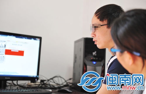 記者一開(kāi)始接觸小龍，他都是斜著眼用眼角的余光看人
