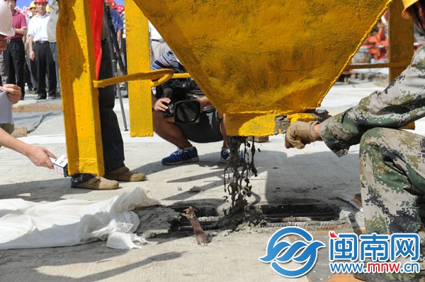 機(jī)械臂吊起混凝土，做最后的澆筑