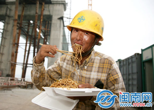 侯師傅正大口吃面，干體力活，飯量不能少